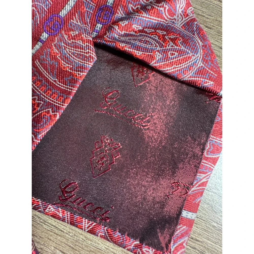 Gucci Accessory Collection Red Paisley 100% Silk Tie Made in Italy Vintage Mens